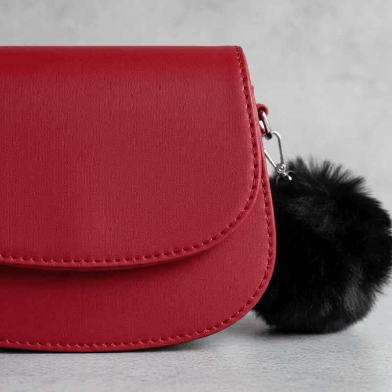 Mini Bag Cartera Bandolera Cuero Sintético Con Pompón Bordó - imagen 3